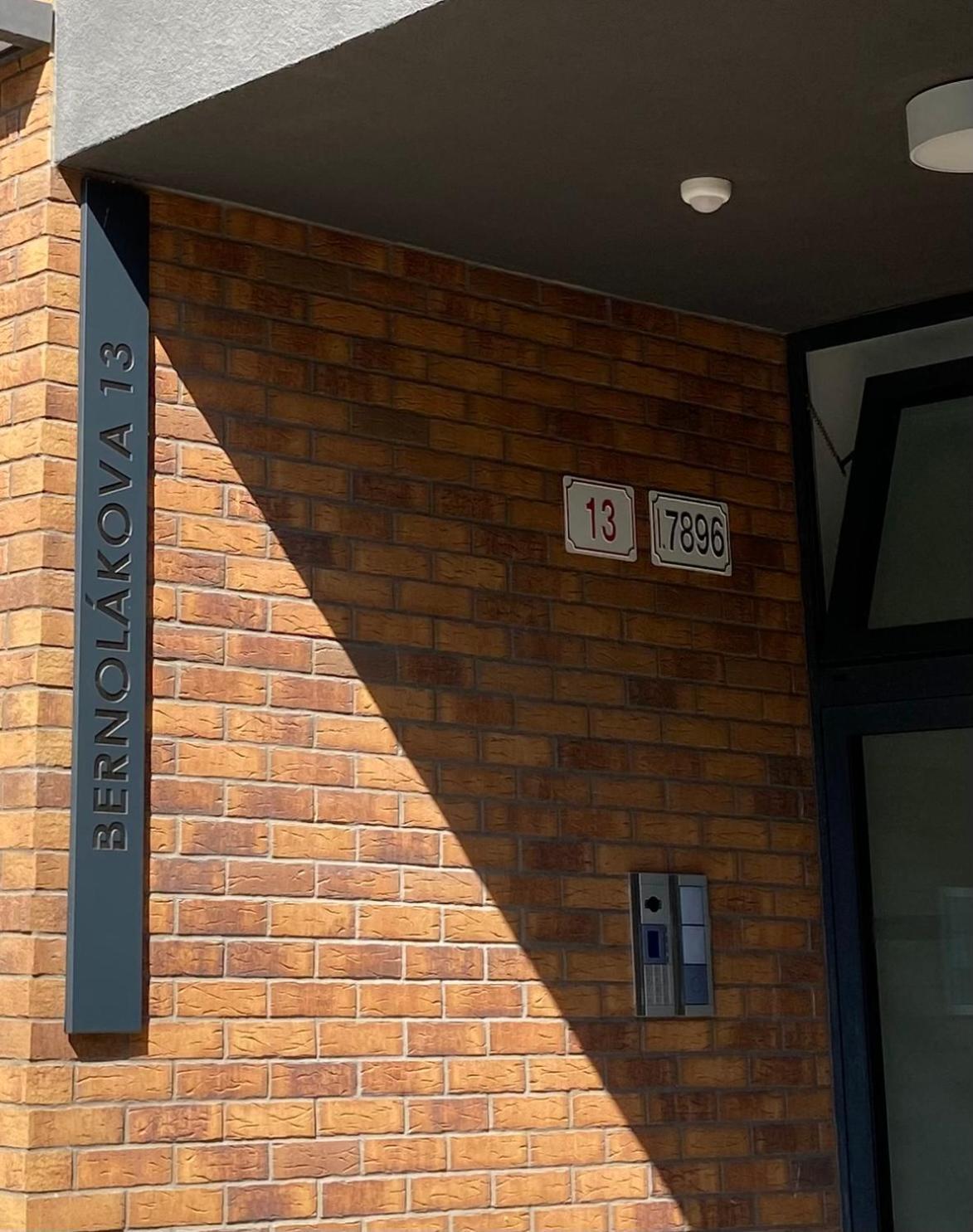 Lia Apartman - Private Parking Братислава Екстериор снимка