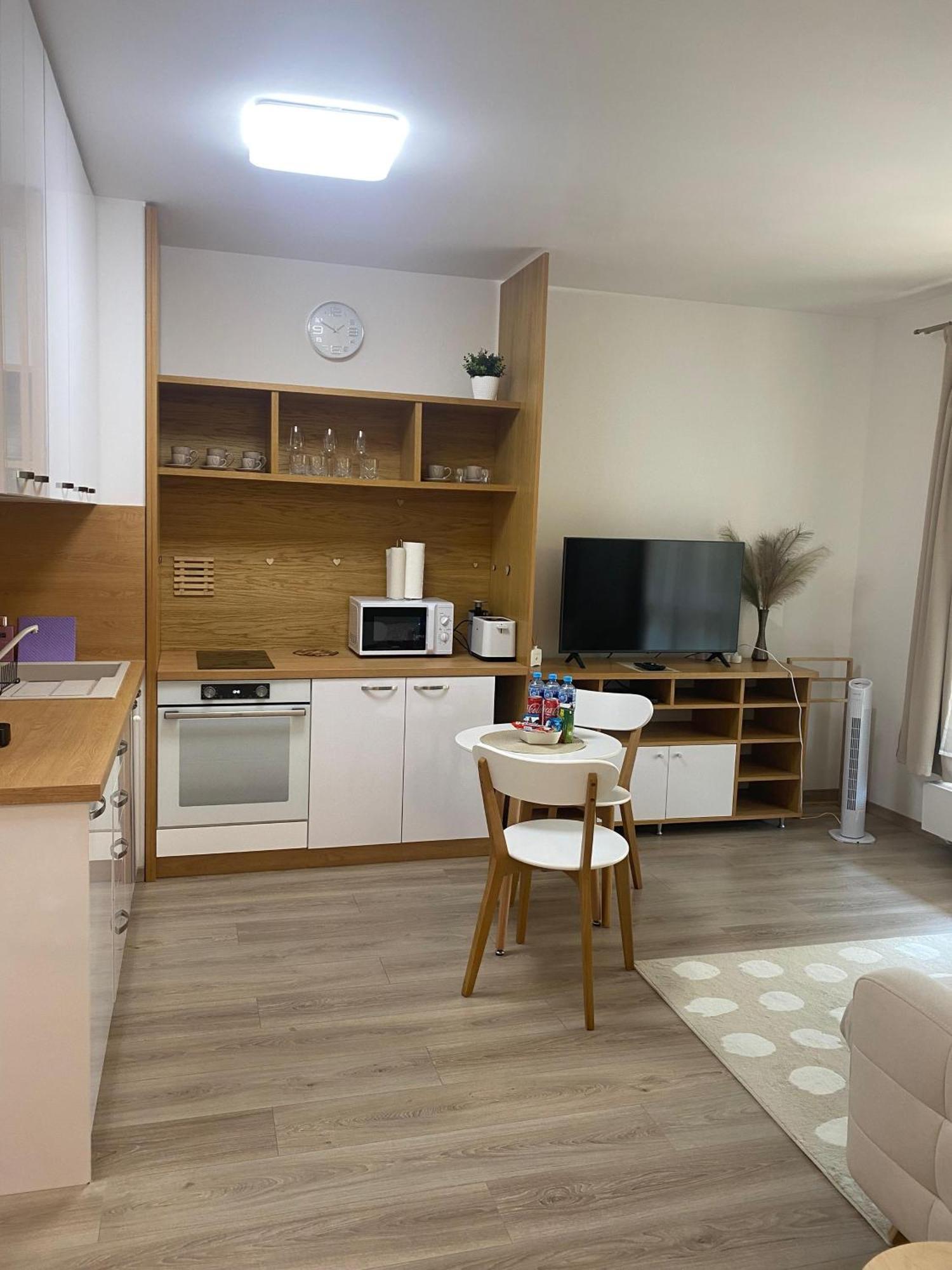 Lia Apartman - Private Parking Братислава Екстериор снимка